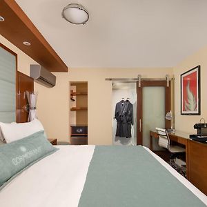 Zimmer mit Kingsize-Bett